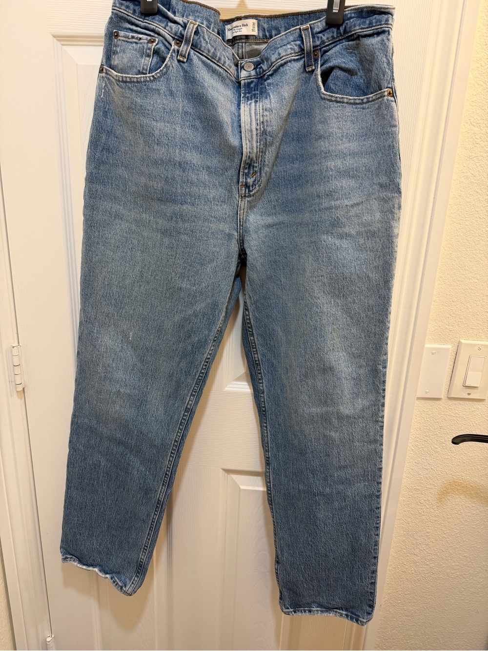 Abercrombie & Fitch Women's '90s Straight Light Blue Jeans - Picture 3 of 4
